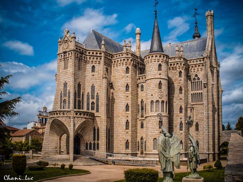 Palacio de Gaudí en Astorga, uno de los pueblos con encanto en Castilla y León.