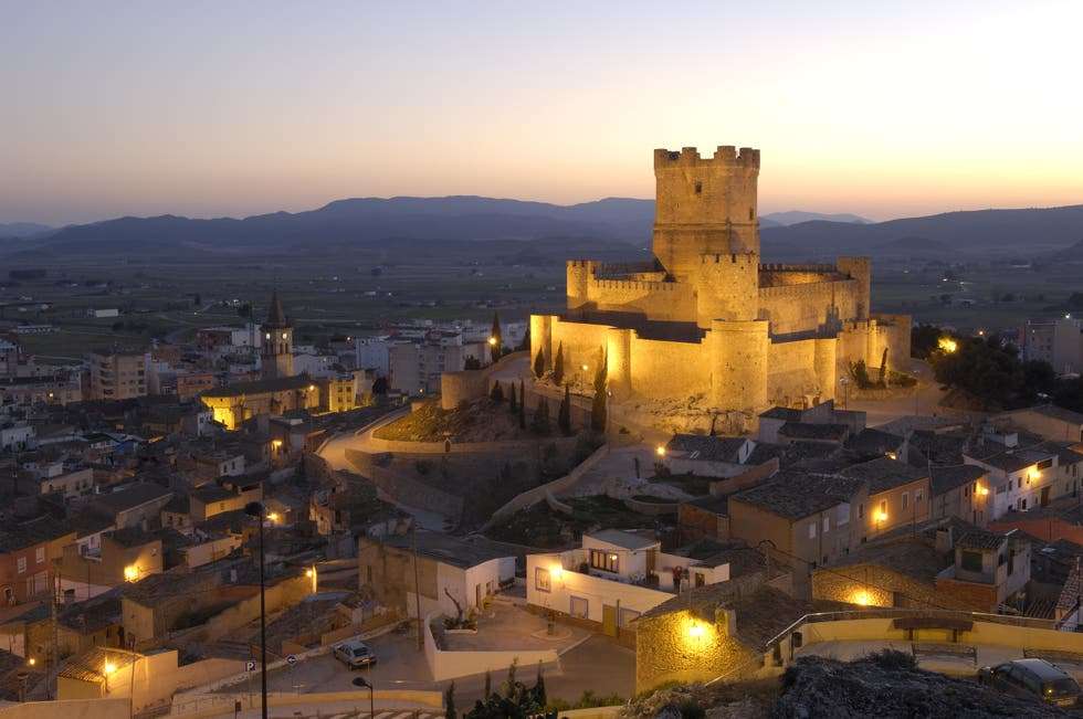 Castillo iluminado de Villena, uno de los pueblos con encanto en Alicante.