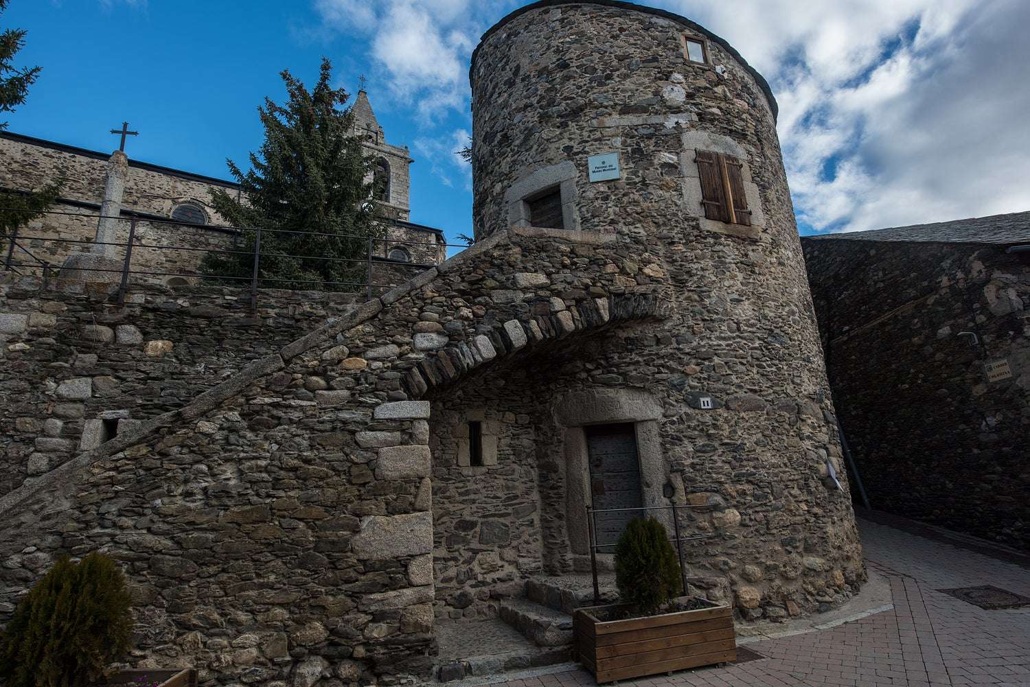 Torre medieval de Llivia, uno de los pueblos más bonitos de Cataluña.