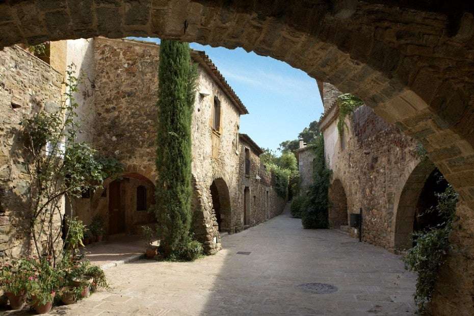 Villa histórica de Monells, pueblo medieval de Cataluña.