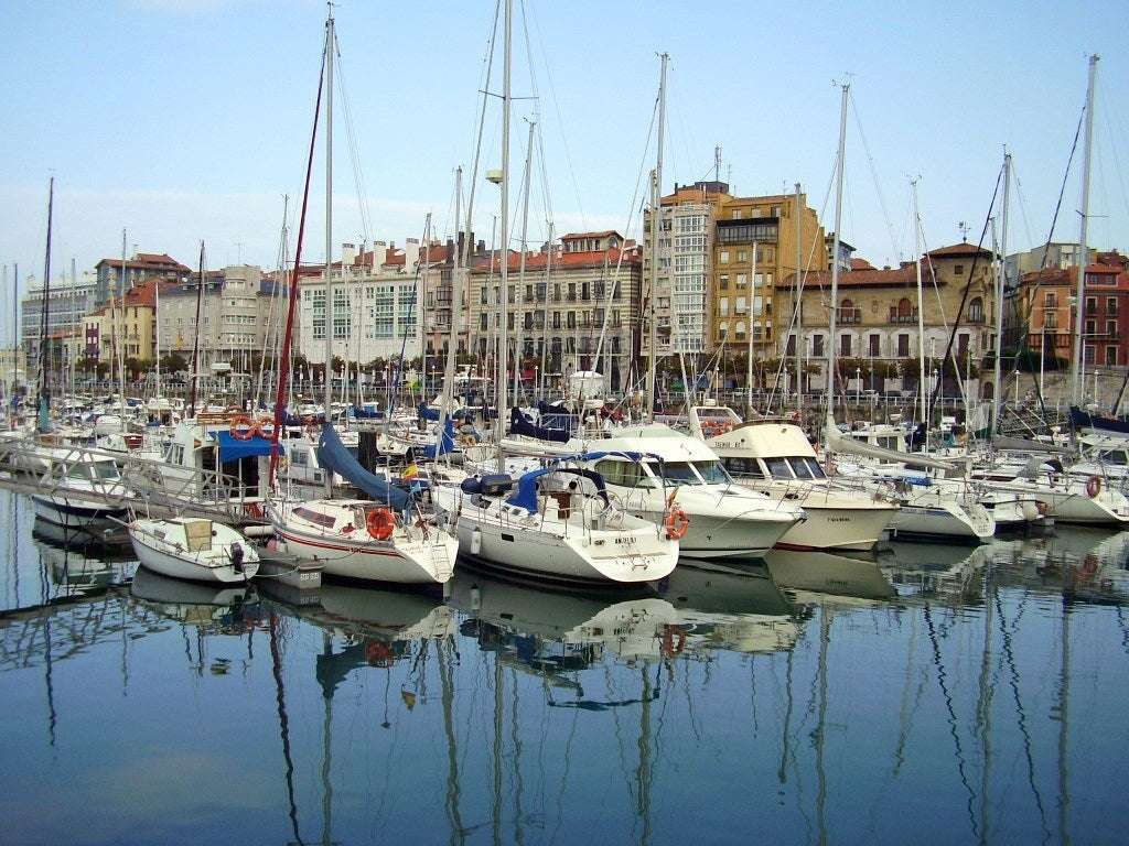 Muelle deportivo de Gijón.