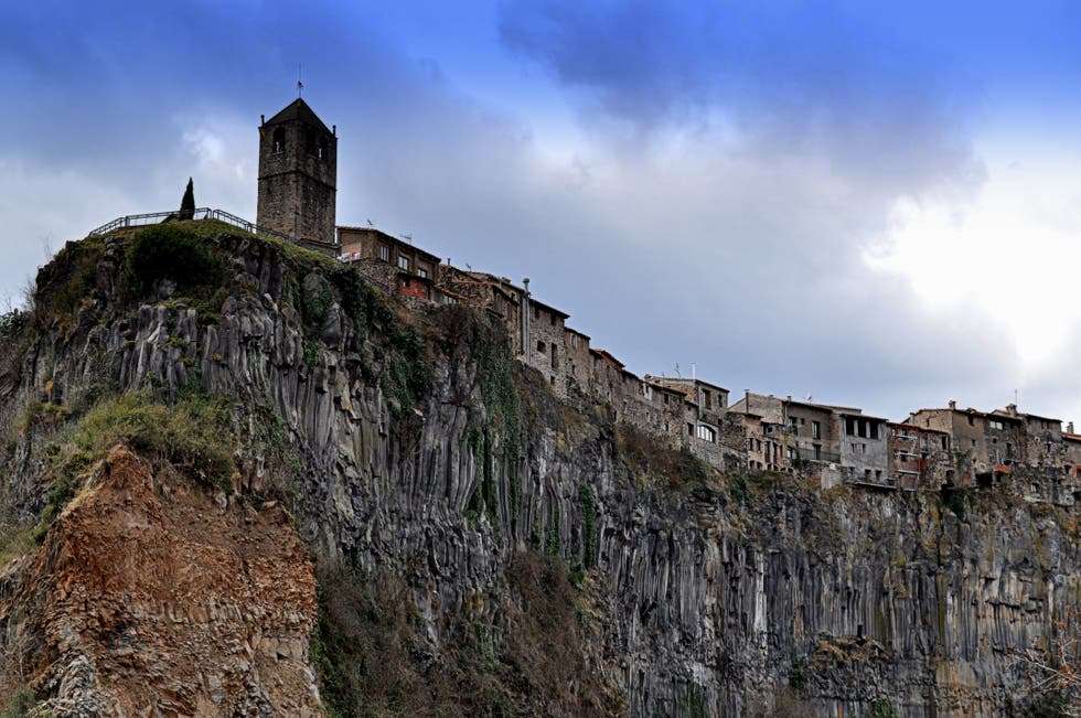Castellfollit de la Roca, pueblo medieval asentado sobre lava volcánica.