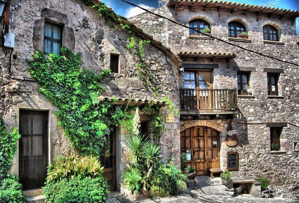 Fachada de una casa en Mura, uno de los pueblos con encanto en Barcelona.