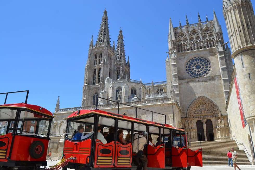 Tren turístico de Burgos junto a la catedral.