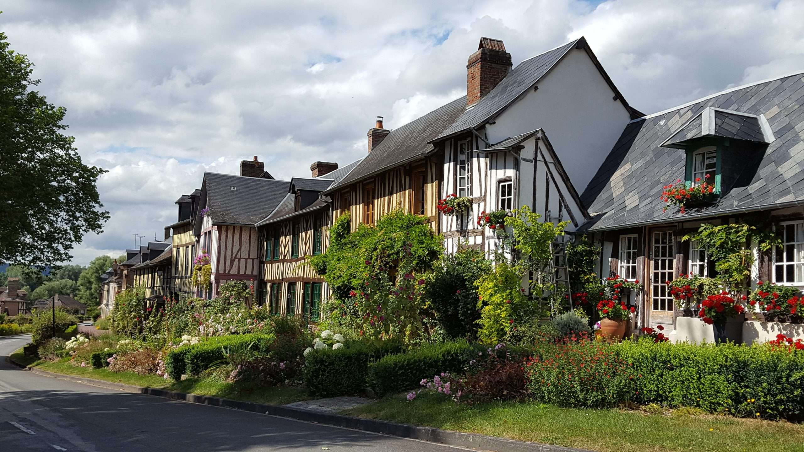 le Bec-Hellouin los 32 pueblos mas bonitos de francia