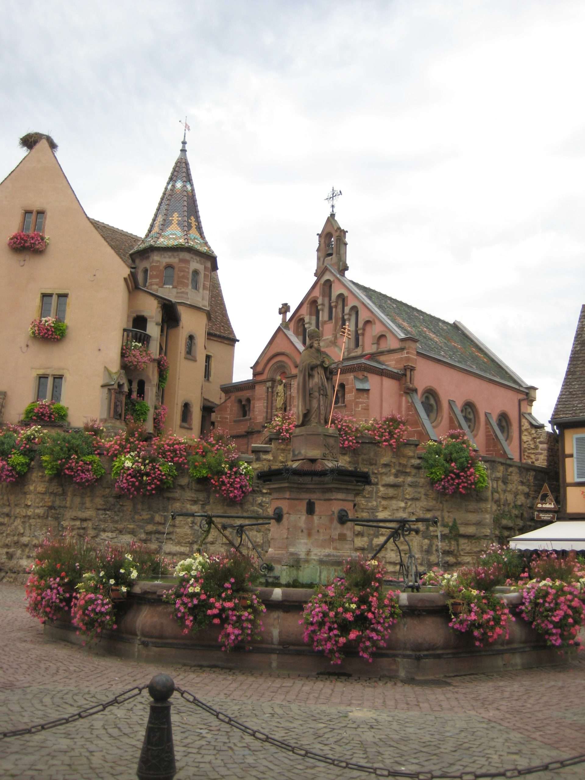 fuente de Eguisheim los 32 pueblos mas bonitos de francia