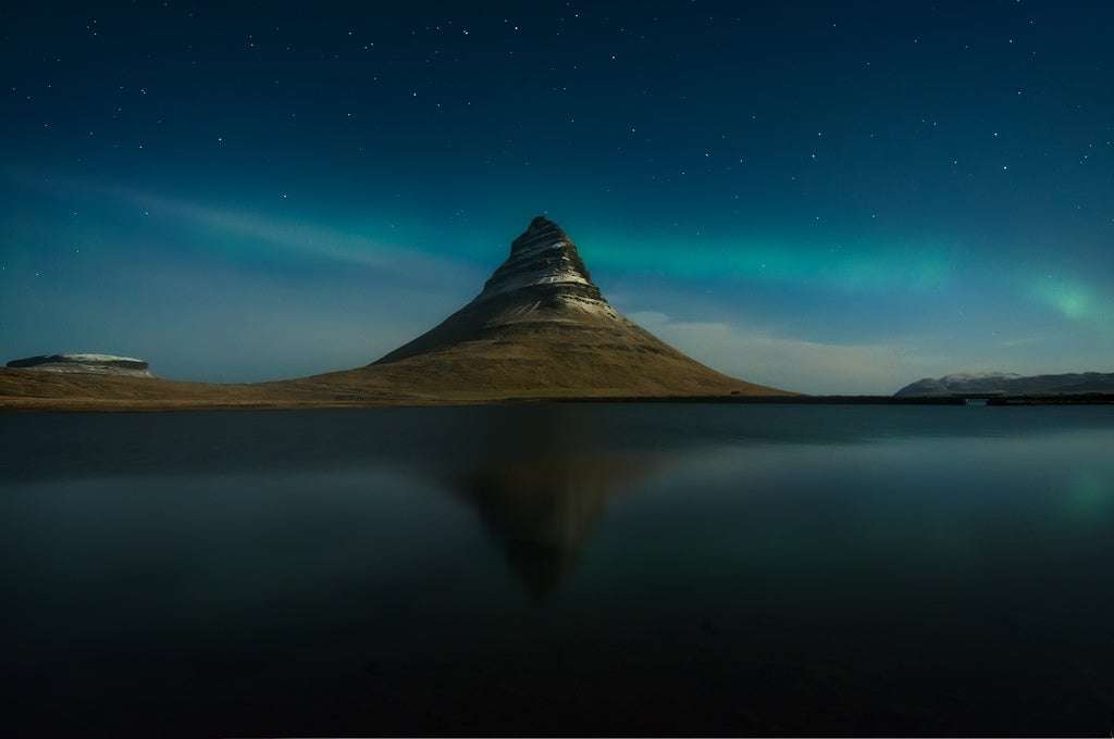 montaña Kirkjufell los 10 mejores lugares para ver auroras boreales en Islandia