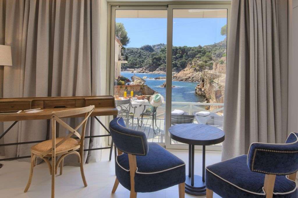 hotel aiguablava begur hoteles con terraza y vistas al mar en la costa brava